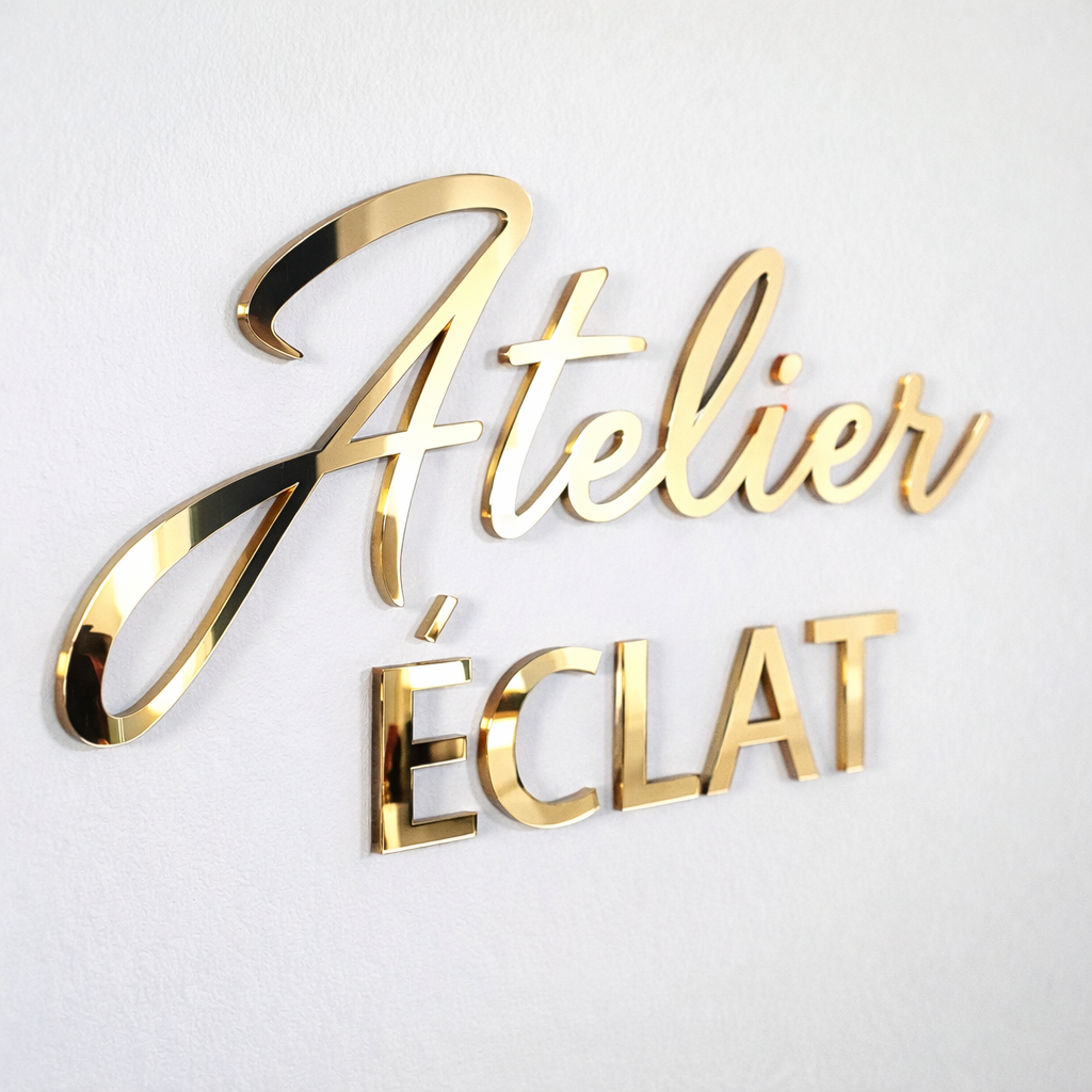 Lettrage mural Atelier Éclat en relief finition or miroir pour enseigne professionnelle