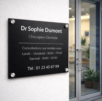 Plaque professionnelle personnalisée – Plexiglas noir & blanc